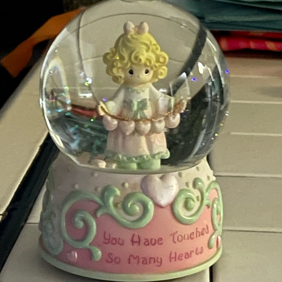 In Box Precious Moments Musical Waterball Globe’You Have Touched So Many Hearts’ - Picture 5 of 9